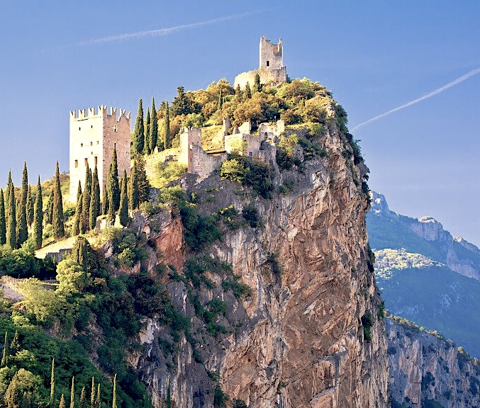 Il Castello di Arco arroccato sulla rupe calcarea, Alto Garda Trentino