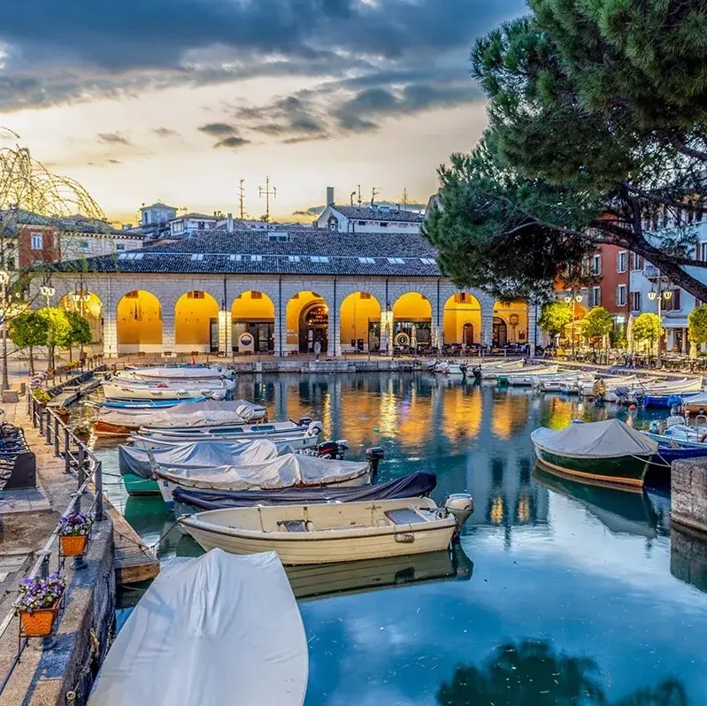Vista del porto di Desenzano del Garda al tramonto, Lago di Garda