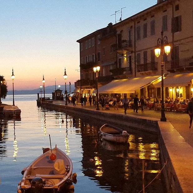 Mittelalterliche Scaligeri-Mauern von Lazise mit altem Hafen und Gardasee