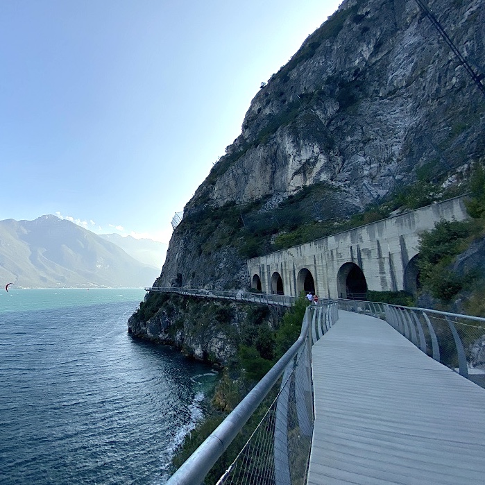 La ciclabile a sbalzo di Limone sul Garda sospesa sul lago