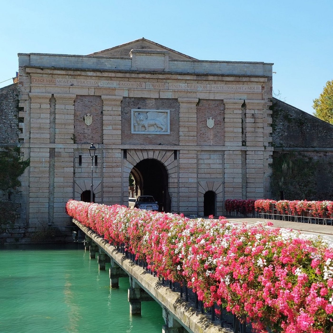 Die blühende Brücke und das Tor der venezianischen Festung von Peschiera del Garda