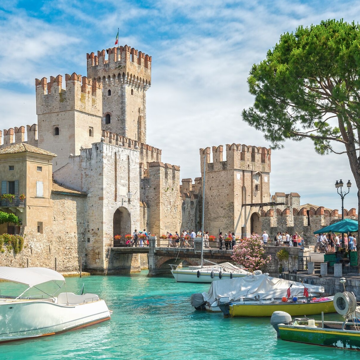 Luftaufnahme der Scaligerburg von Sirmione am Gardasee